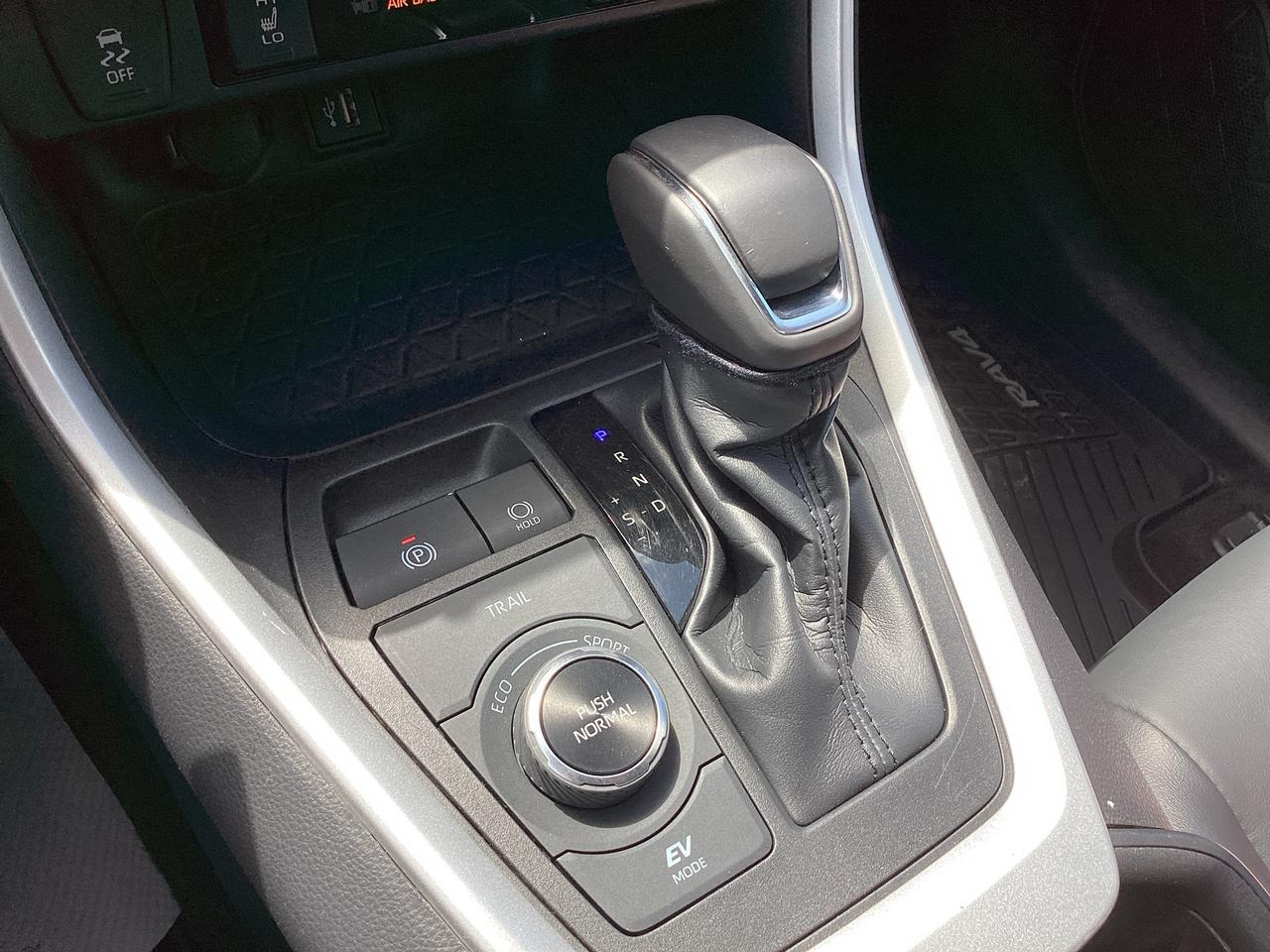 2023 Toyota RAV4 Hybrid XLE PREMIUM AWD Photo