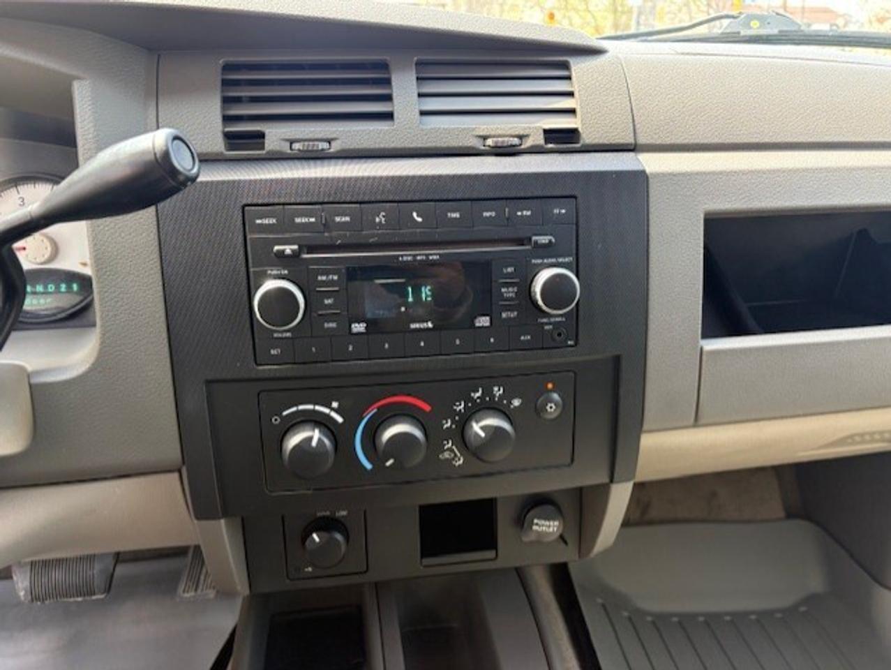 2010 Dodge Dakota SXT 4X4 V8 4.7L ONLY 65KM-SENIOR DRIVEN-CERTIFIED! Photo