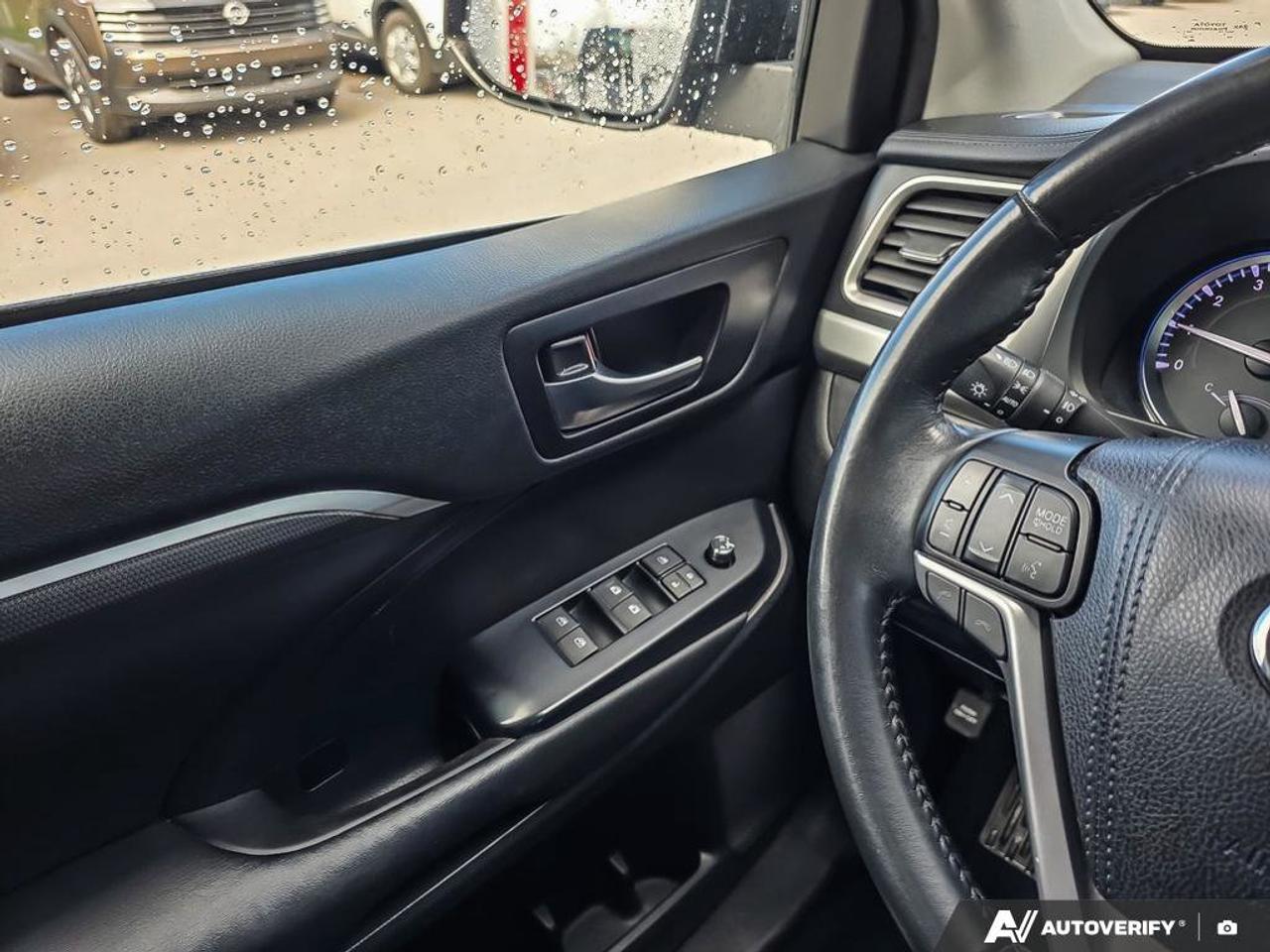 2019 Toyota Highlander XLE AWD | Moonroof | Leather | Heated Seats | Photo
