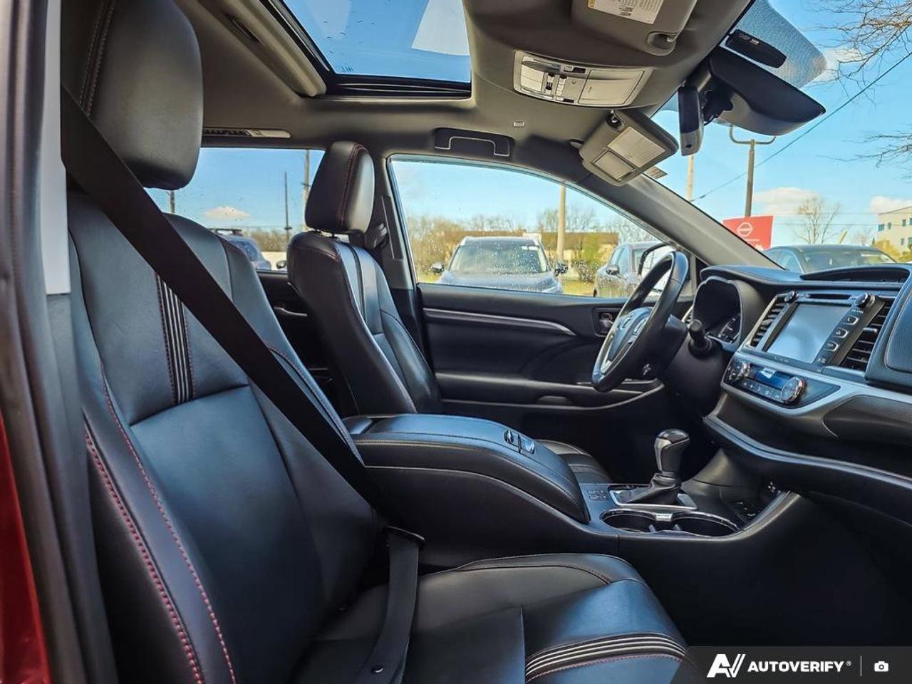 2019 Toyota Highlander XLE AWD | Moonroof | Leather | Heated Seats | Photo
