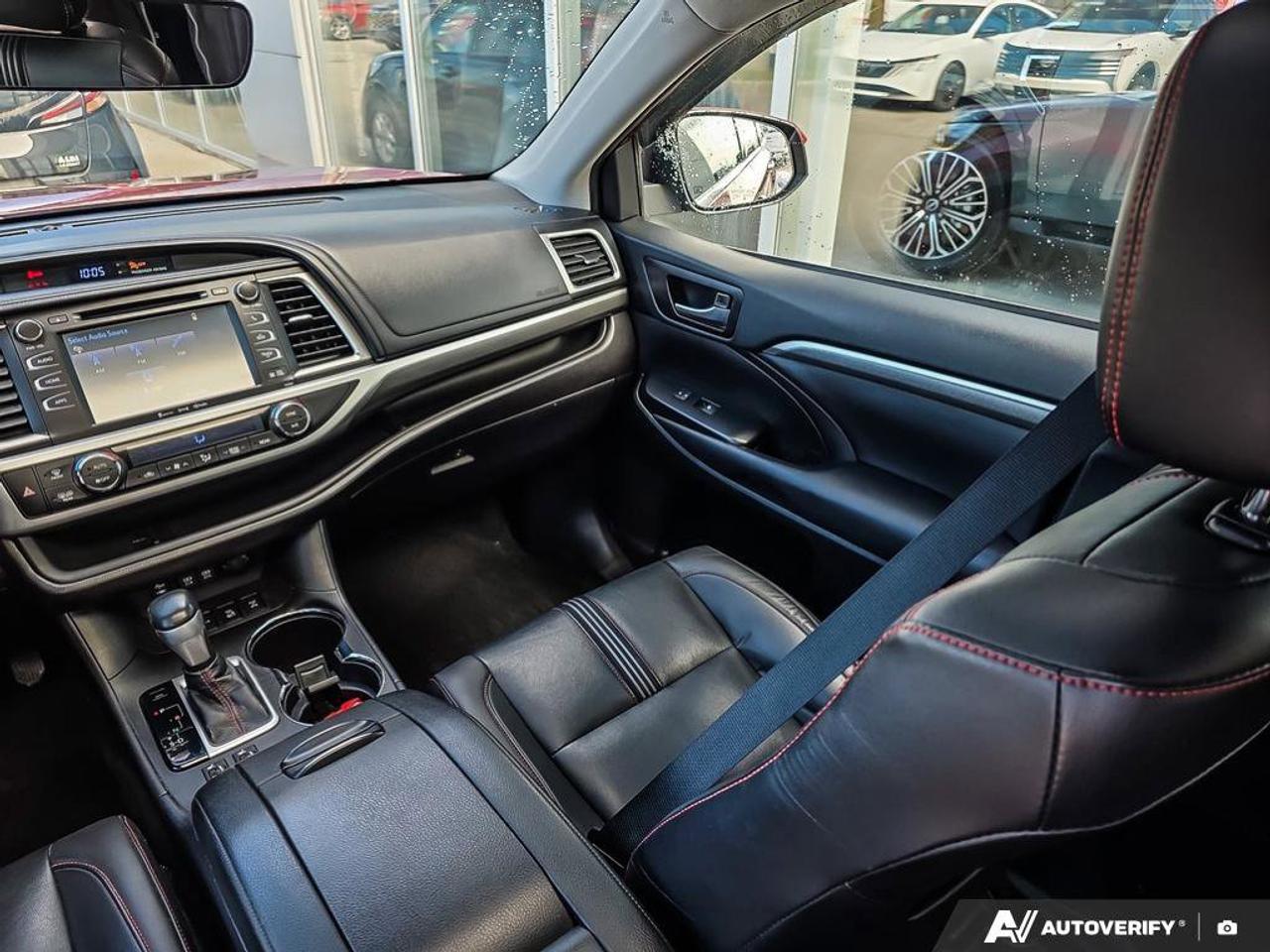 2019 Toyota Highlander XLE AWD | Moonroof | Leather | Heated Seats | Photo