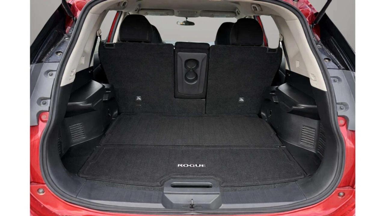 2016 Nissan Rogue SV  All-wheel Drive Photo