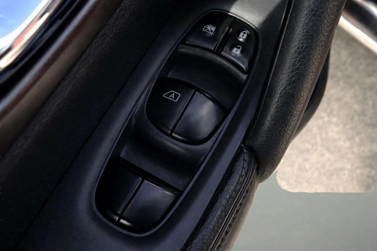 2016 Nissan Rogue SV  All-wheel Drive Photo