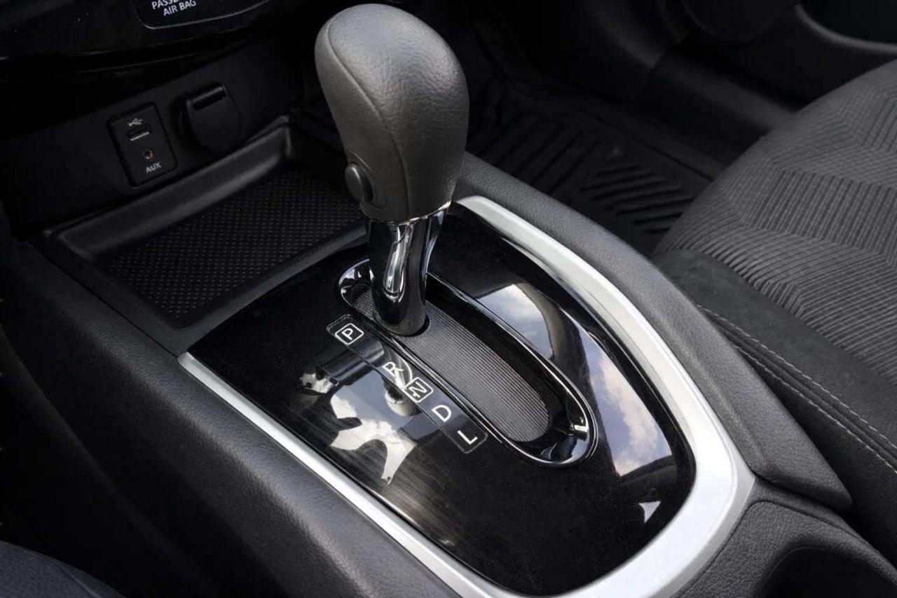 2016 Nissan Rogue SV  All-wheel Drive Photo