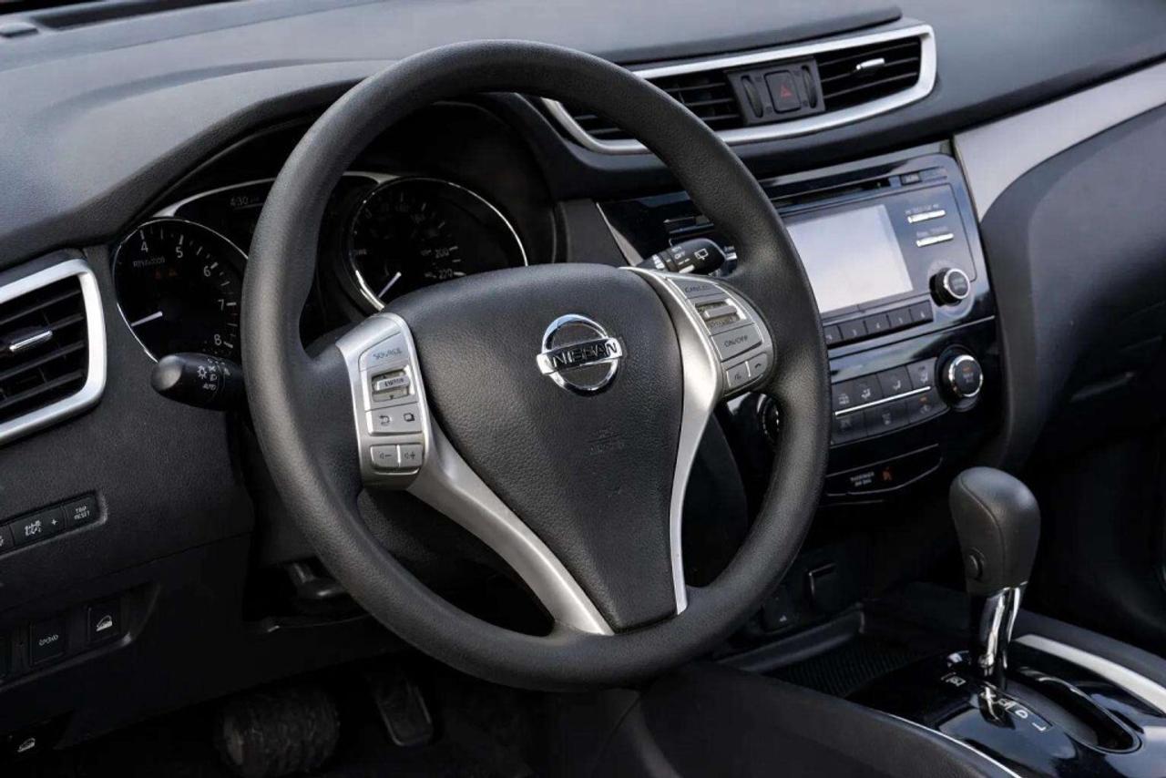 2016 Nissan Rogue SV  All-wheel Drive Photo