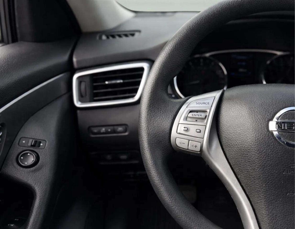 2016 Nissan Rogue SV  All-wheel Drive Photo