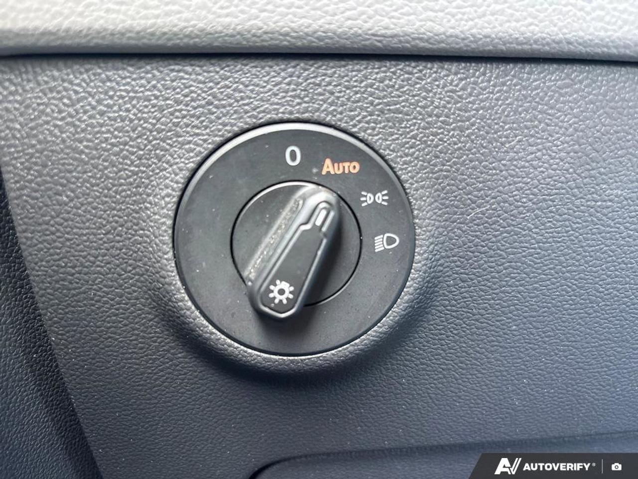 2022 Volkswagen Taos Trendline   Apple CarPlay   Heated Seats Photo