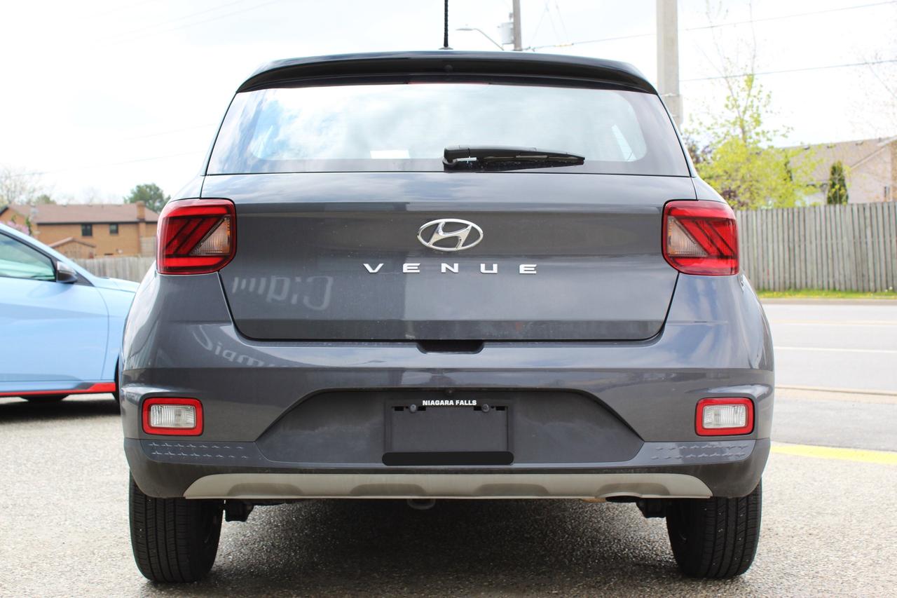 2023 Hyundai Venue Essential IVT w/Two-Tone Photo4
