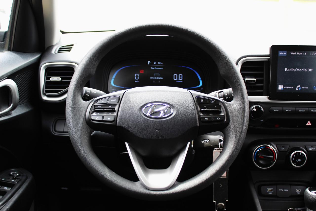 2023 Hyundai Venue Essential IVT w/Two-Tone Photo
