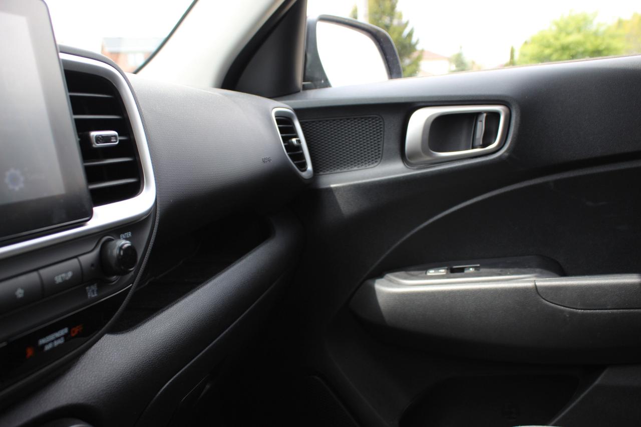 2023 Hyundai Venue Essential IVT w/Two-Tone Photo