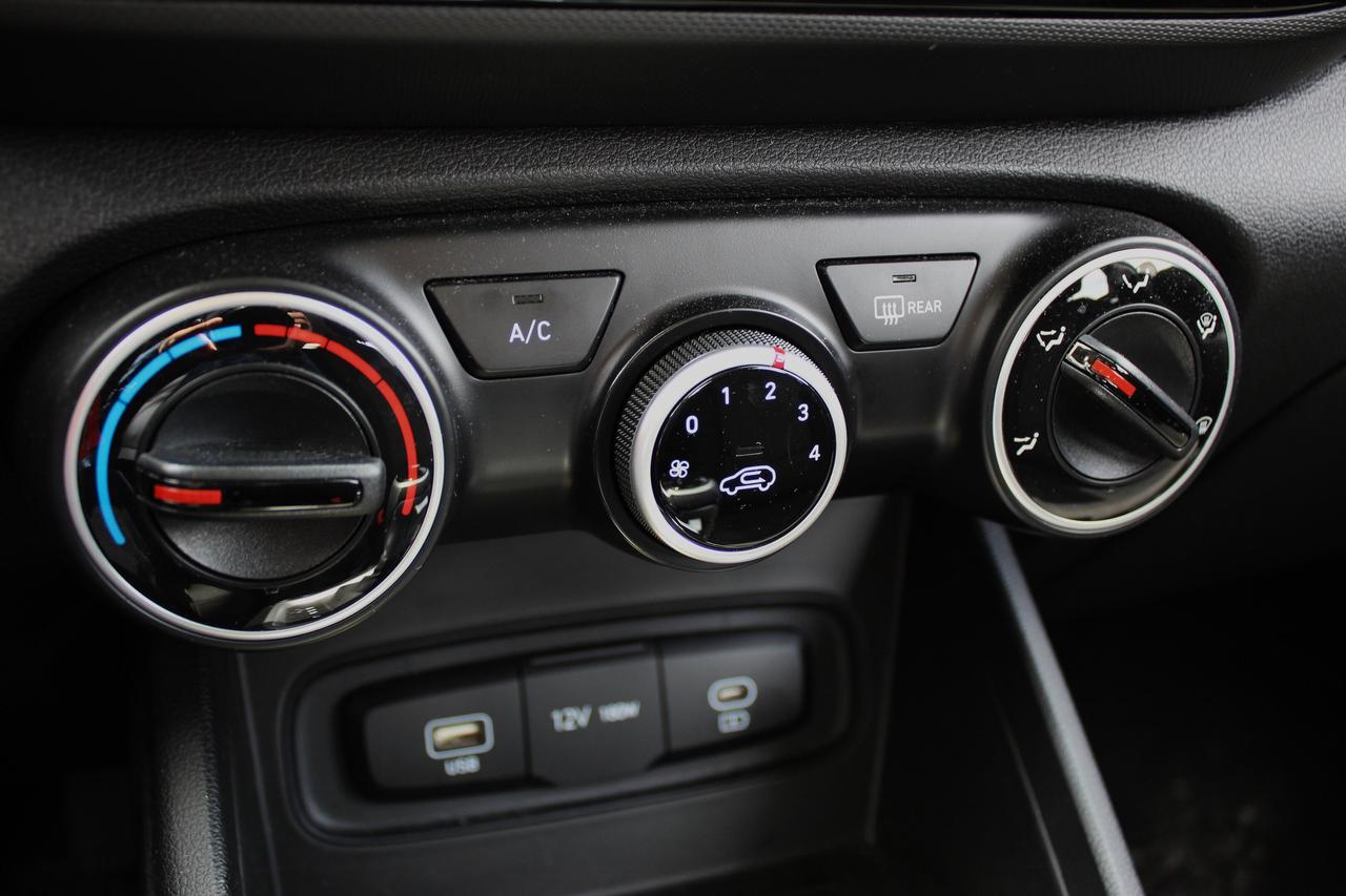2023 Hyundai Venue Essential IVT w/Two-Tone Photo