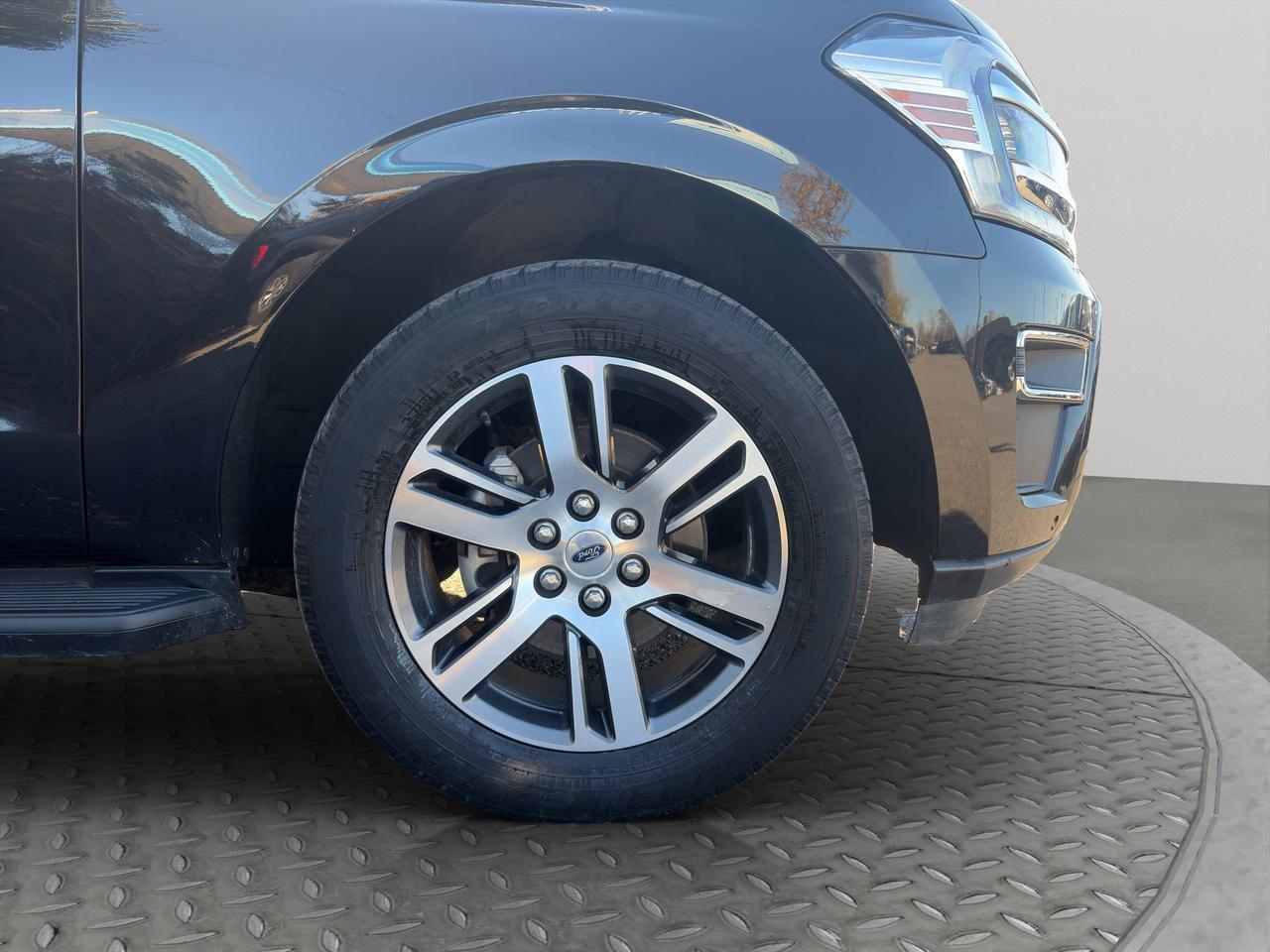 2024 Ford Expedition Limited Max | 9,000 lbs Towing Capacity | Sunroof | Cross-traffic alert | Pre-collision assist | Photo1