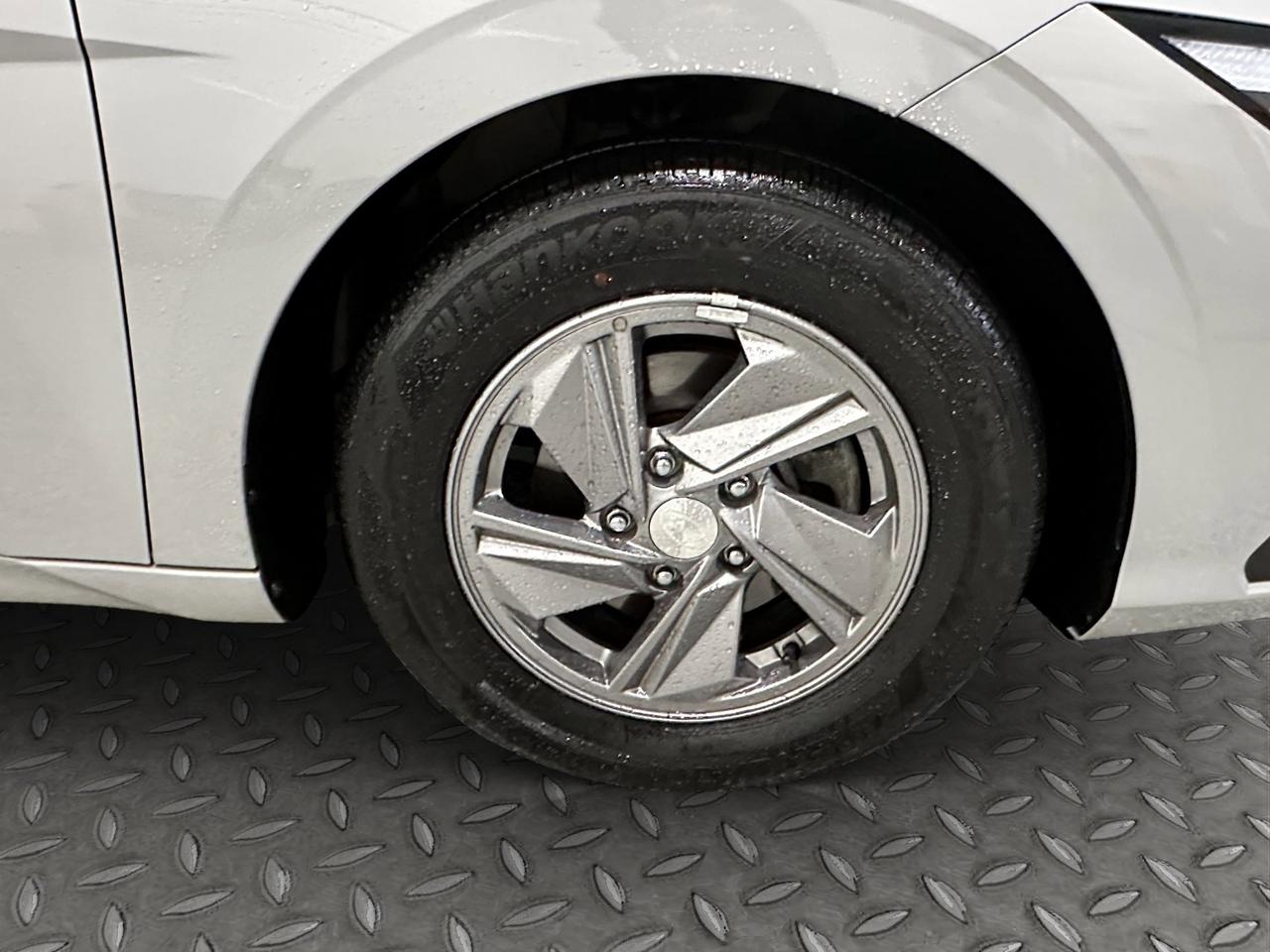 2025 Hyundai Elantra Essential | Reverse Cam | Heated Seats Photo