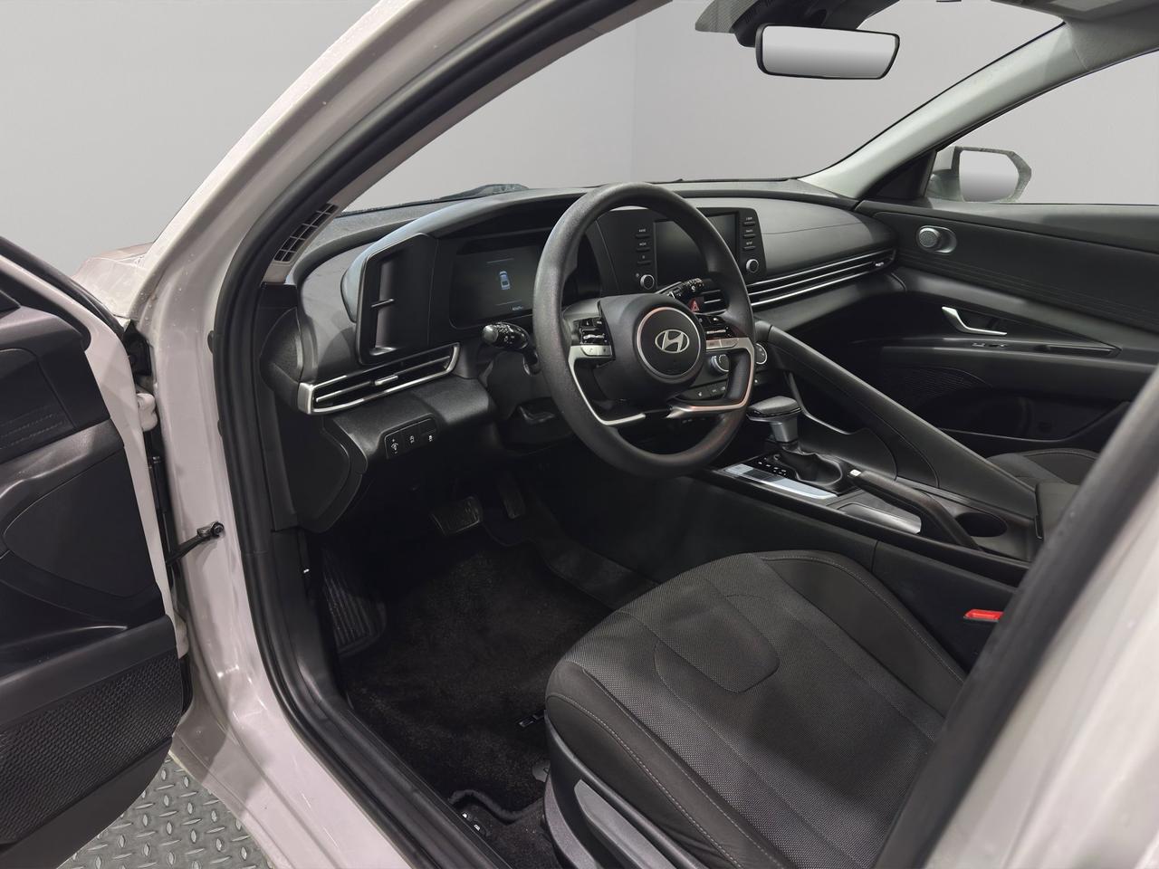 2025 Hyundai Elantra Essential | Reverse Cam | Heated Seats Photo