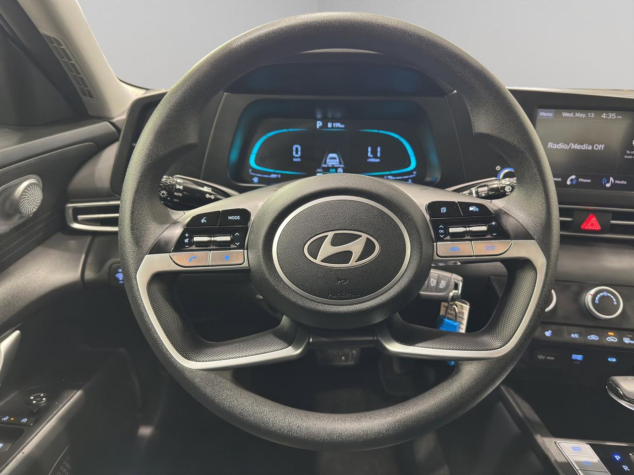 2025 Hyundai Elantra Essential | Reverse Cam | Heated Seats Photo