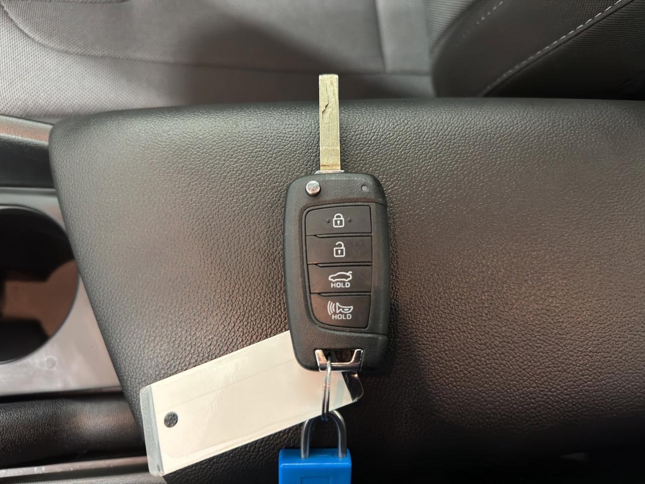 2025 Hyundai Elantra Essential | Reverse Cam | Heated Seats Photo