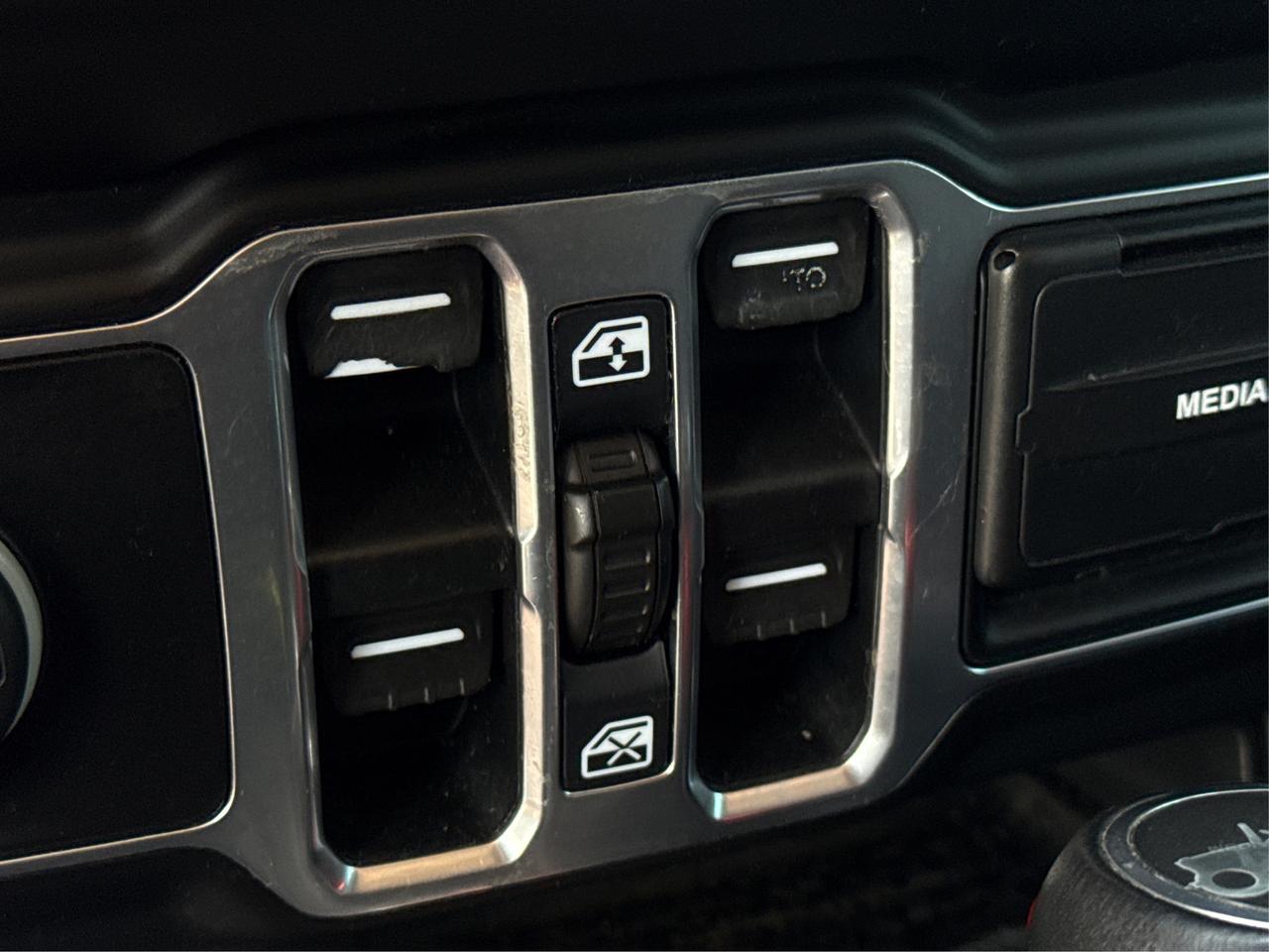 2018 Jeep WRANGLER UNLIMITED NAV LEATHER HEATED SEATS! WE FINANCE ALL CREDIT! Photo