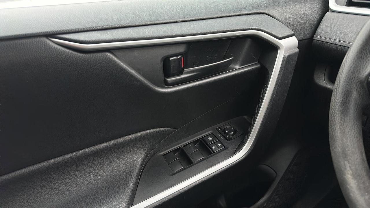 2021 Toyota RAV4 LE FWD Photo