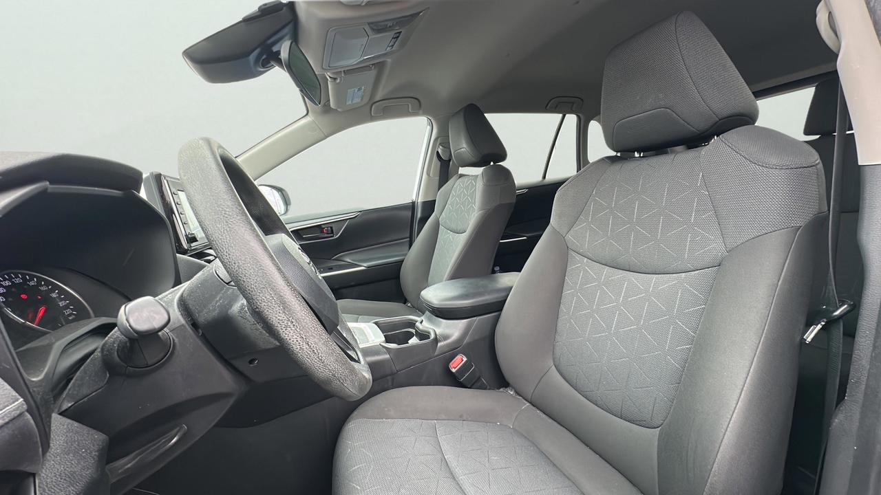2021 Toyota RAV4 LE FWD Photo