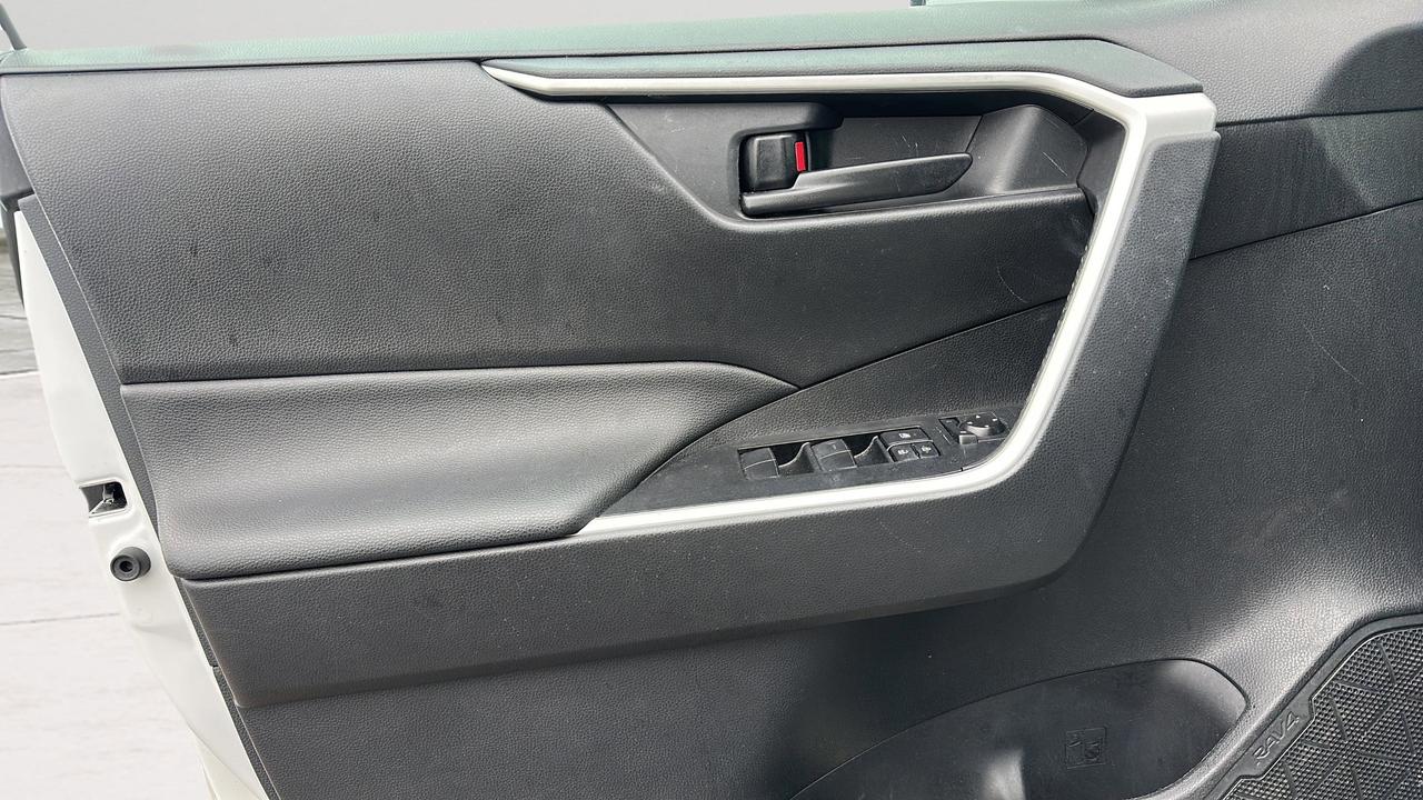 2021 Toyota RAV4 LE FWD Photo