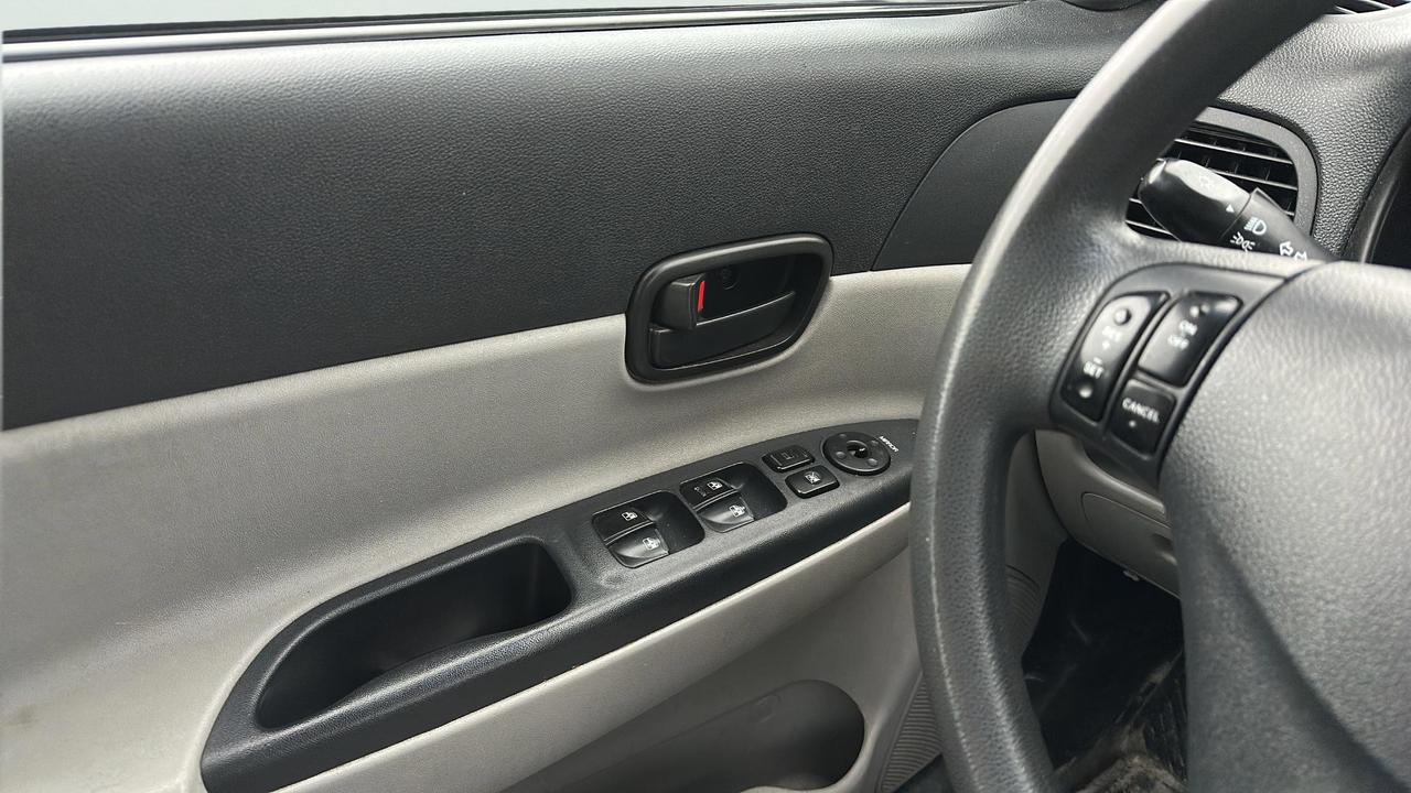 2010 Hyundai Accent 4dr Sdn Auto GL Photo