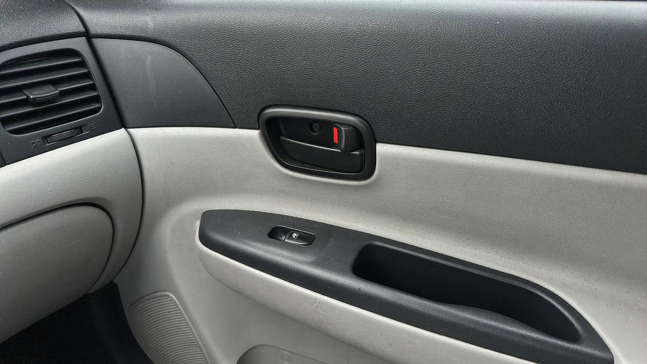 2010 Hyundai Accent 4dr Sdn Auto GL Photo