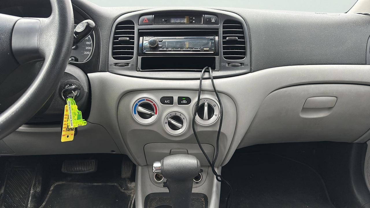 2010 Hyundai Accent 4dr Sdn Auto GL Photo