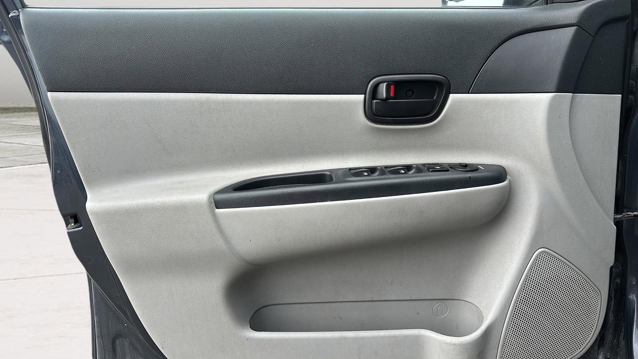 2010 Hyundai Accent 4dr Sdn Auto GL Photo