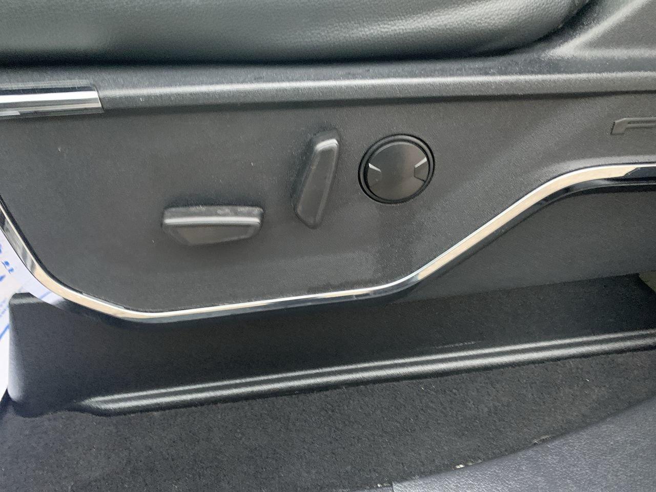 2023 Ford SUPER DUTY F-250 SRW LARIAT Photo3
