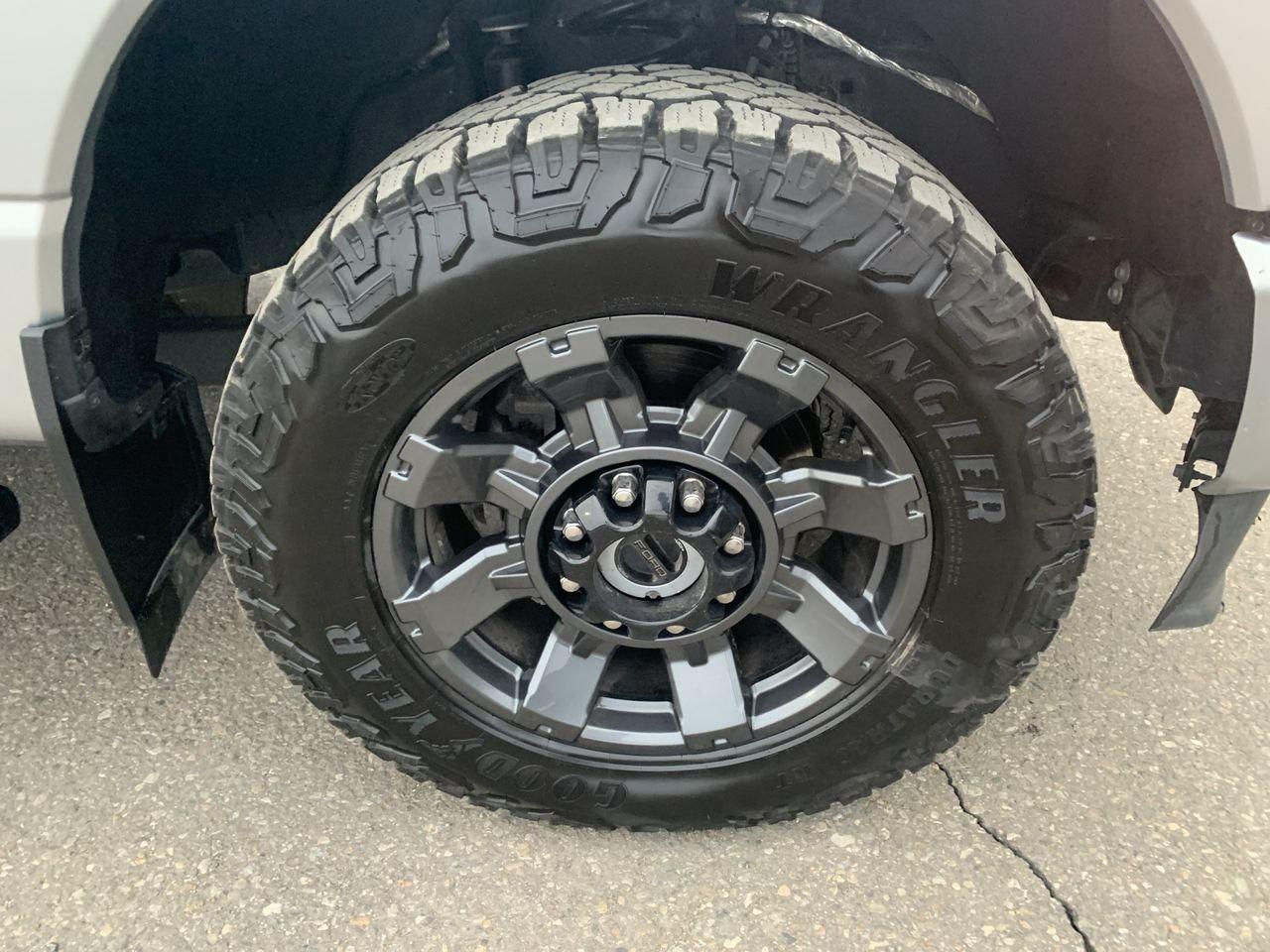 2023 Ford SUPER DUTY F-250 SRW LARIAT Photo