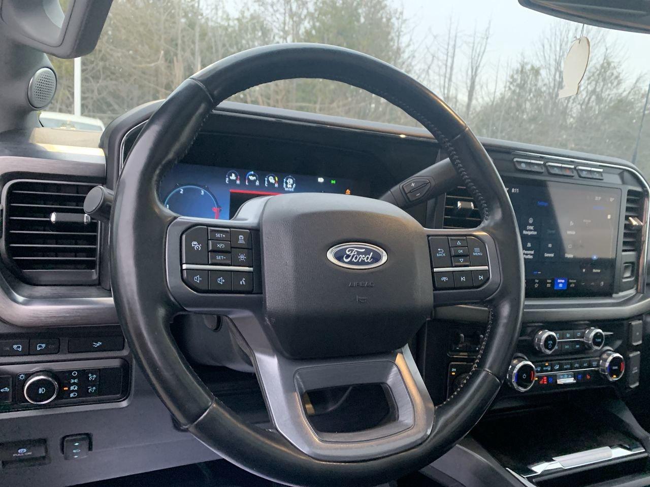 2023 Ford SUPER DUTY F-250 SRW LARIAT Photo