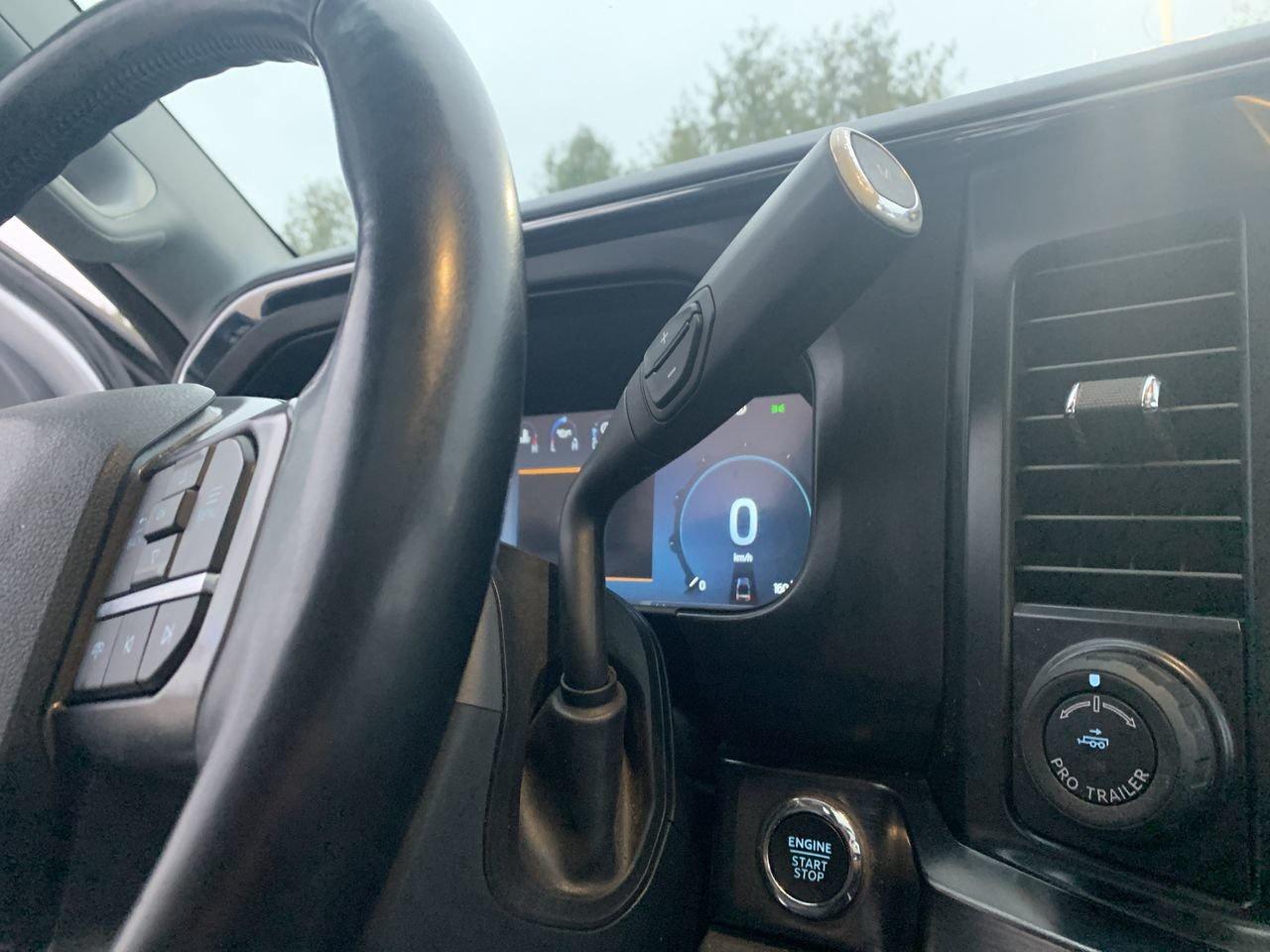 2023 Ford SUPER DUTY F-250 SRW LARIAT Photo