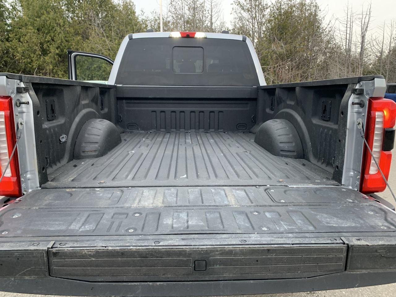 2023 Ford SUPER DUTY F-250 SRW LARIAT Photo