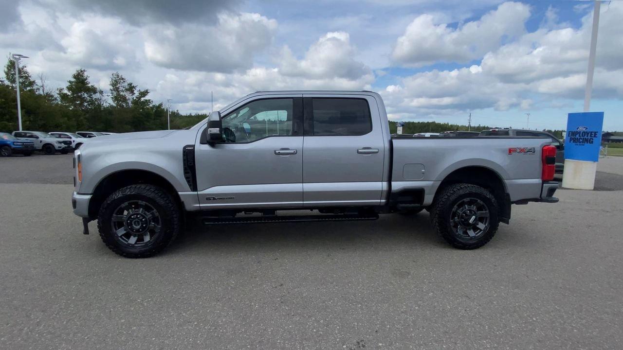 2023 Ford SUPER DUTY F-250 SRW LARIAT Photo