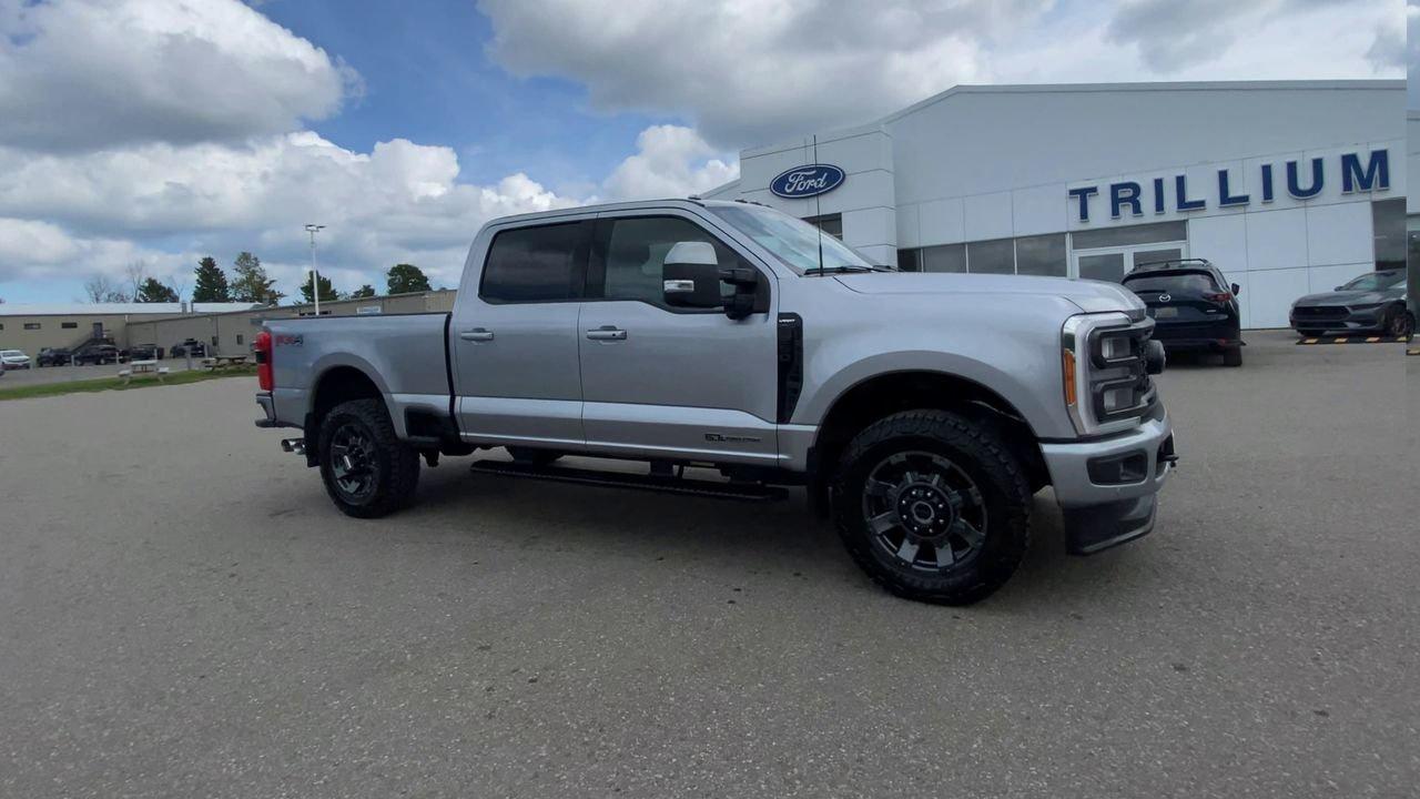 2023 Ford SUPER DUTY F-250 SRW LARIAT Photo