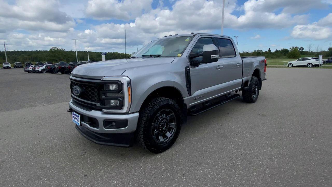 2023 Ford SUPER DUTY F-250 SRW LARIAT Photo