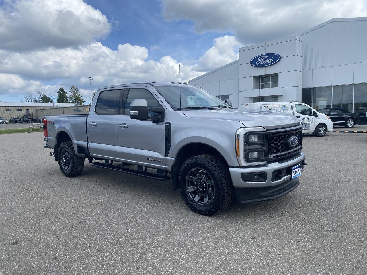 2023 Ford SUPER DUTY F-250 SRW LARIAT Photo