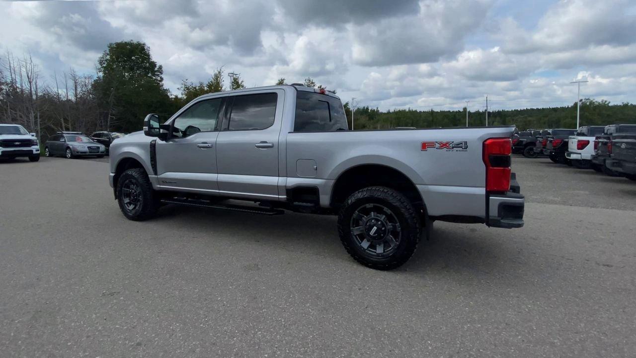 2023 Ford SUPER DUTY F-250 SRW LARIAT Photo