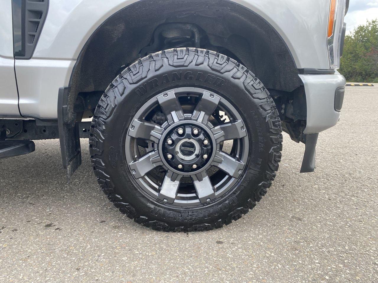 2023 Ford SUPER DUTY F-250 SRW LARIAT Photo