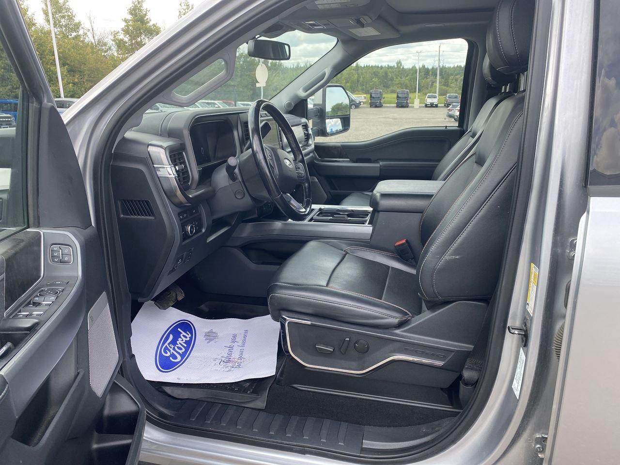 2023 Ford SUPER DUTY F-250 SRW LARIAT Photo