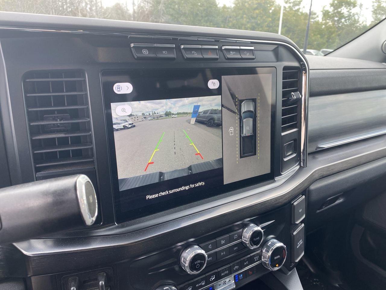 2023 Ford SUPER DUTY F-250 SRW LARIAT Photo