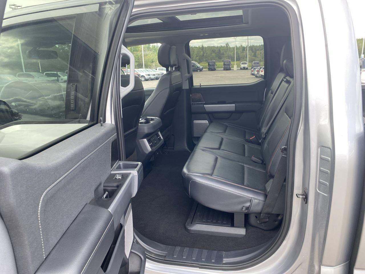 2023 Ford SUPER DUTY F-250 SRW LARIAT Photo