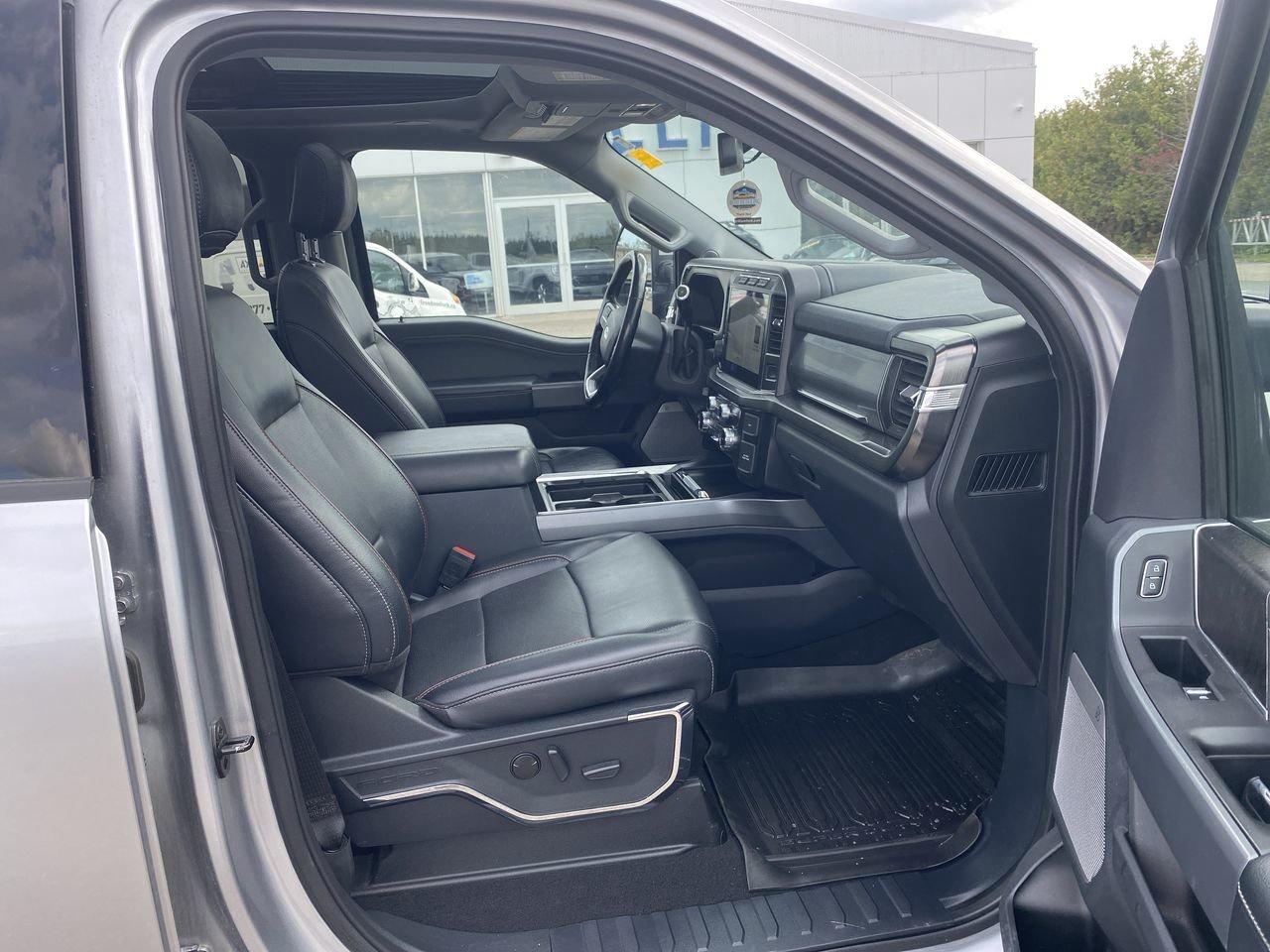 2023 Ford SUPER DUTY F-250 SRW LARIAT Photo
