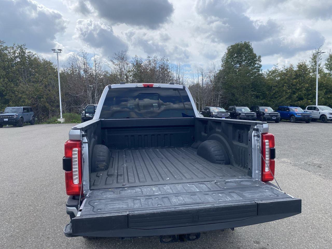 2023 Ford SUPER DUTY F-250 SRW LARIAT Photo