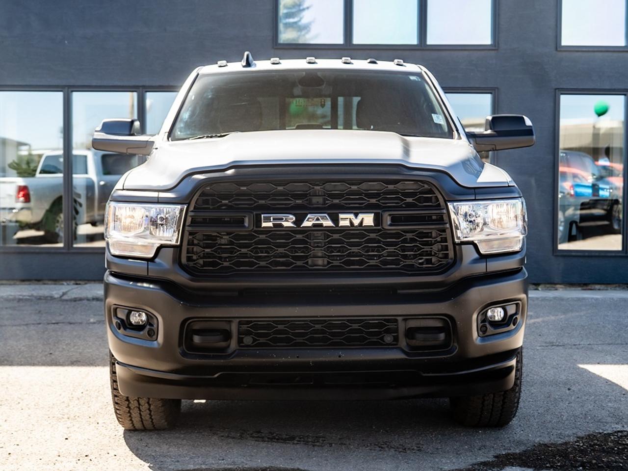 2022 RAM 3500 Tradesman 4x4 Crew Cab 8' Box Photo24