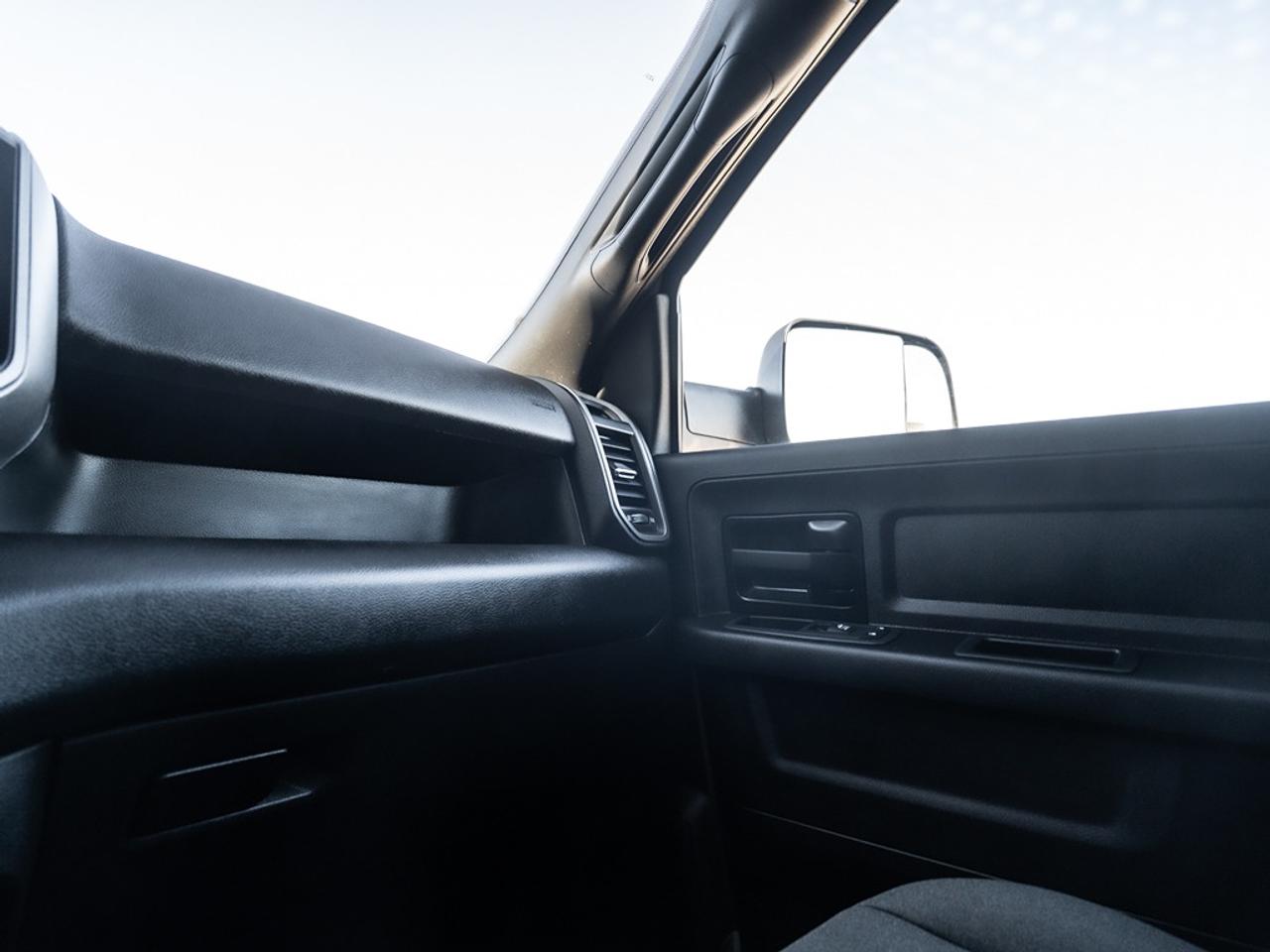 2022 RAM 3500 Tradesman 4x4 Crew Cab 8' Box Photo36