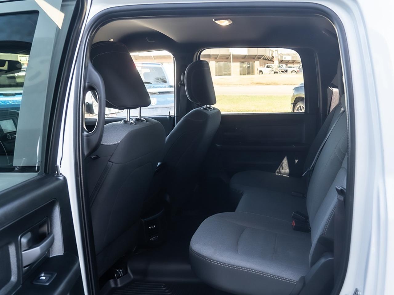 2022 RAM 3500 Tradesman 4x4 Crew Cab 8' Box Photo17