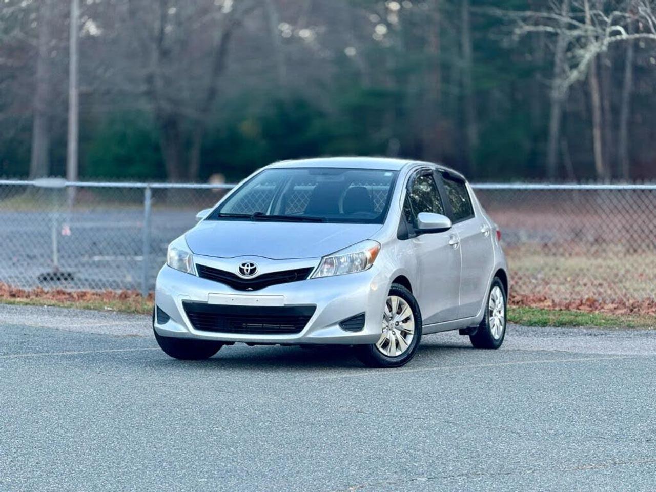2014 Toyota Yaris LE/ NO ACCIDENT / LOW KM /AC/ FUEL SAVER / CLEAN / - Photo #1