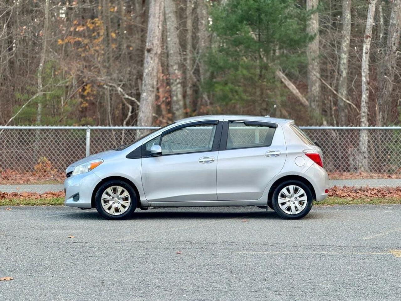 2014 Toyota Yaris LE/ NO ACCIDENT / LOW KM /AC/ FUEL SAVER / CLEAN / Photo