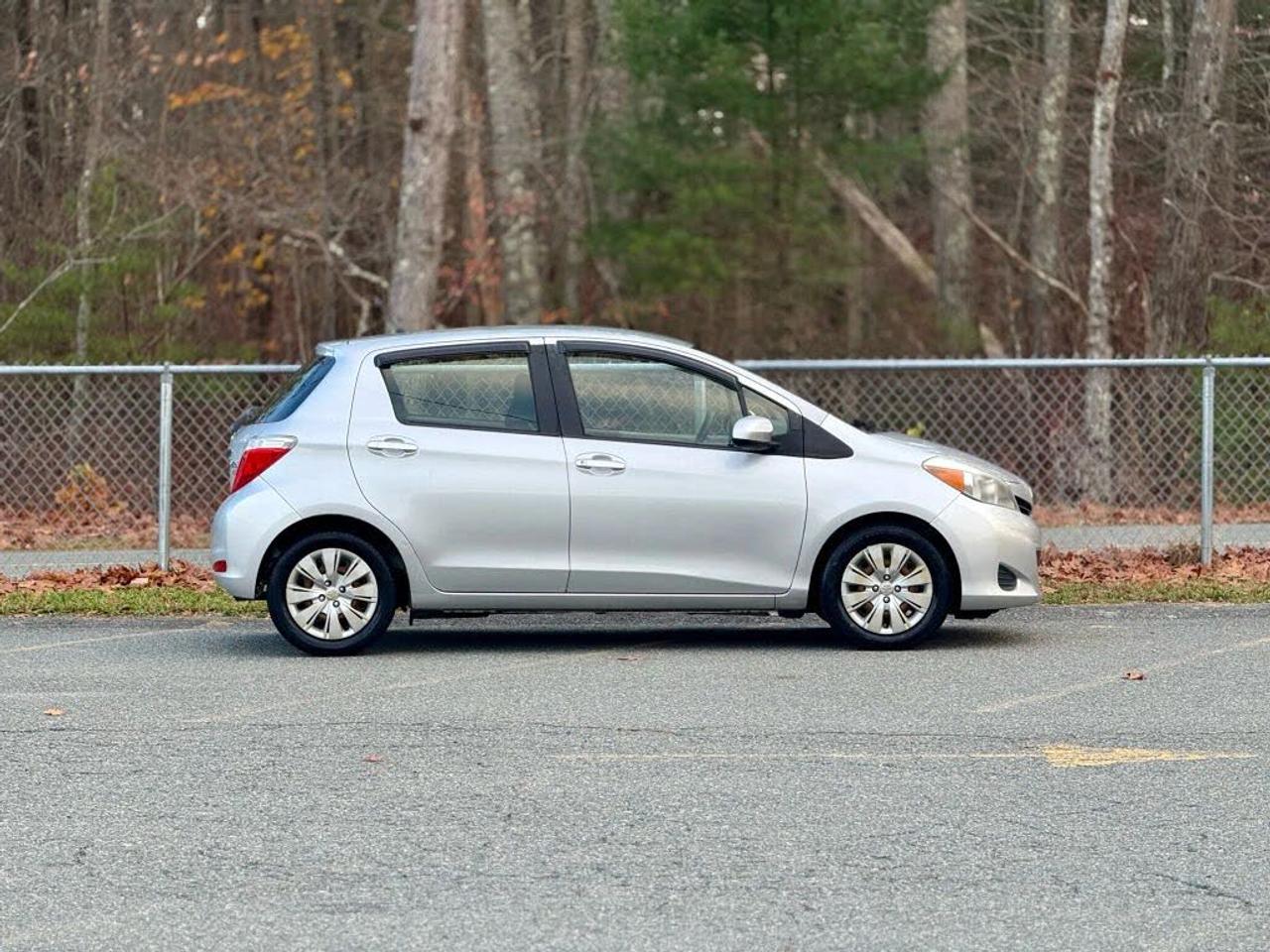 2014 Toyota Yaris LE/ NO ACCIDENT / LOW KM /AC/ FUEL SAVER / CLEAN / Photo